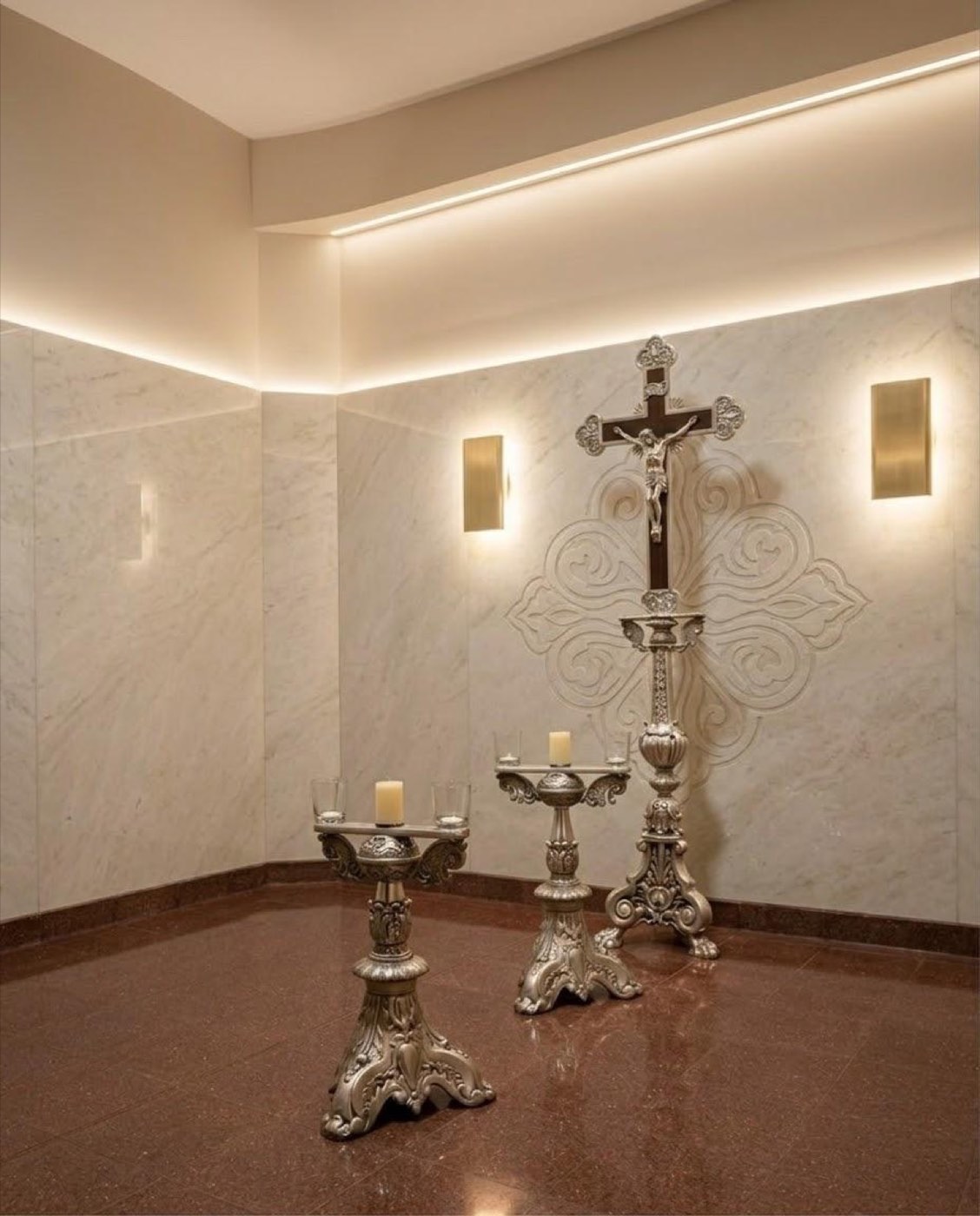 Capilla con crucifijo y candelabros de plata sobre mármol de Carrara