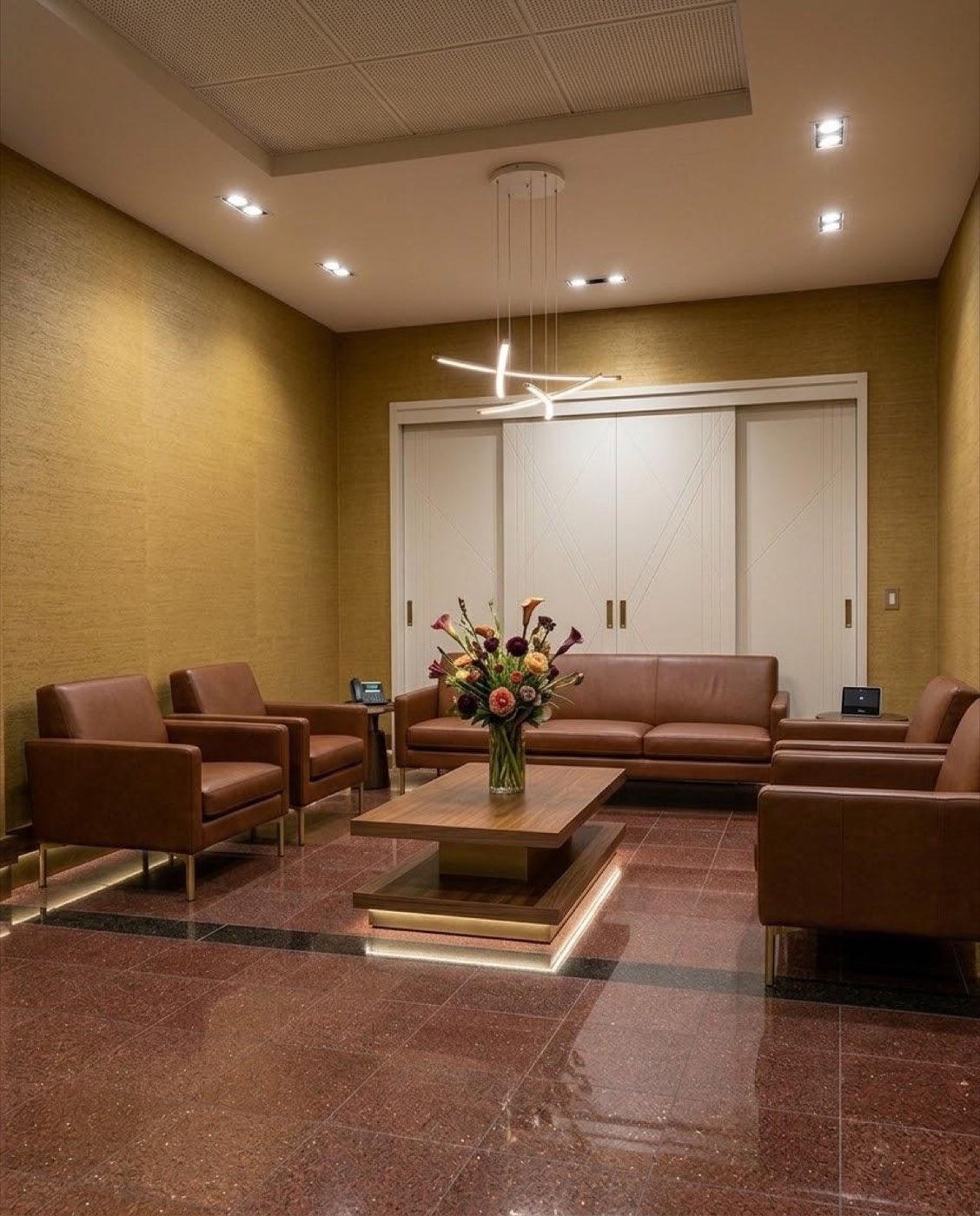 Sala privada con vista hacia la capilla