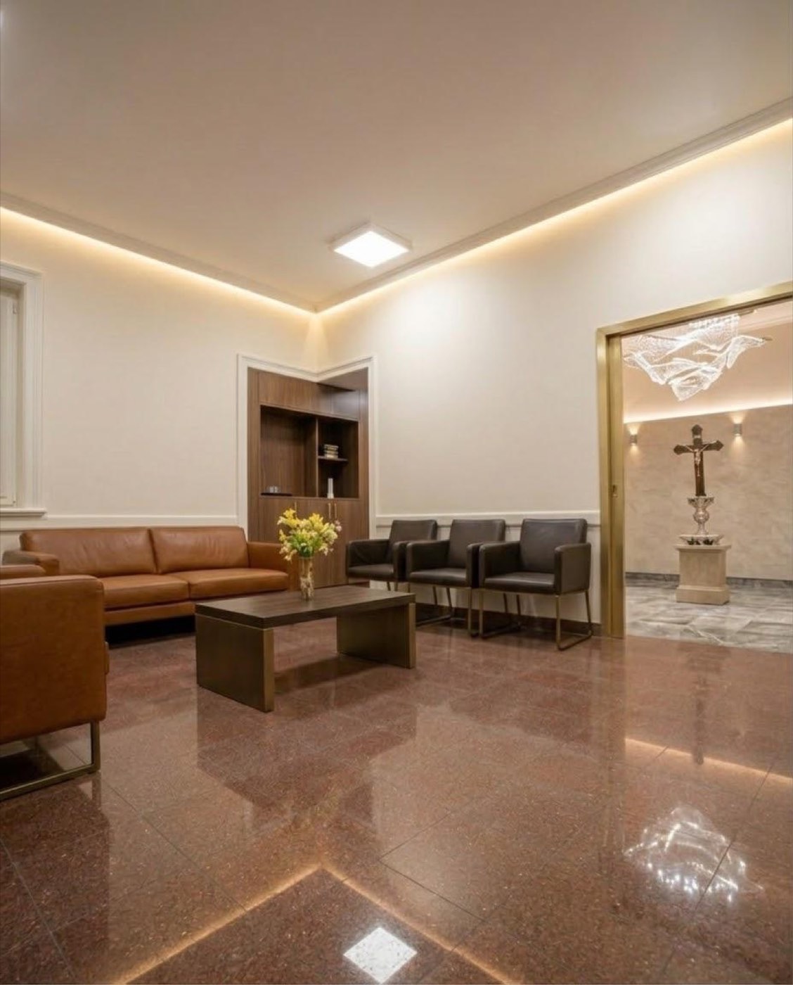 Sala contigua a la capilla, con piso de granito